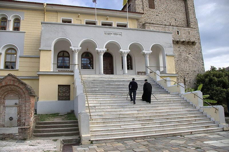 Собор Успения Пресвятой Богородицы в Карее, Афон (Ἀθως) (Айон-Орос (Άγιον Όρος), Греция). дополнительная информация, Здание Протата (правительства) Афона напротив собора