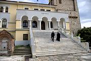 Собор Успения Пресвятой Богородицы в Карее, Здание Протата (правительства) Афона напротив собора<br>, Афон (Ἀθως), Айон-Орос (Άγιον Όρος), Греция