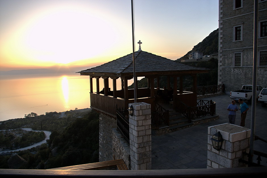Монастырь Святого Павла, Афон (Ἀθως) (Айон-Орос (Άγιον Όρος), Греция). дополнительная информация, Беседка для отдыха у монастыря