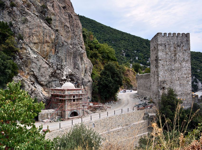 Монастырь Святого Павла, Афон (Ἀθως) (Айон-Орос (Άγιον Όρος), Греция). документальные фотографии, Строительство церкви над источником у стены монастыря