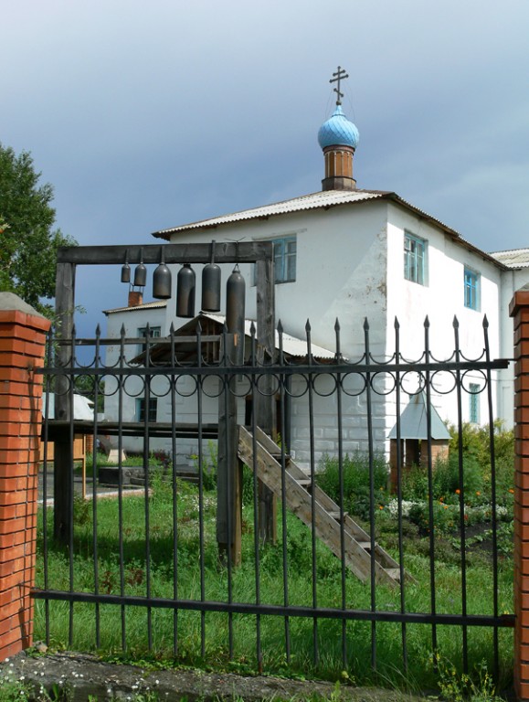 Церковь Сошествия Святого Духа, Майма (Майминский район, Республика Алтай). фасады, Основной объём храма и временная звонница