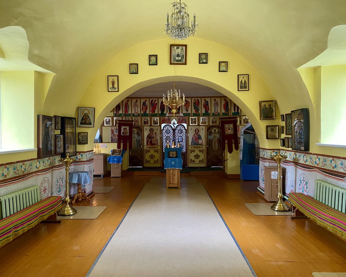 Вид от входа, интерьер и убранство. Церковь Сошествия Святого Духа, Майма (Майминский район, Республика Алтай)