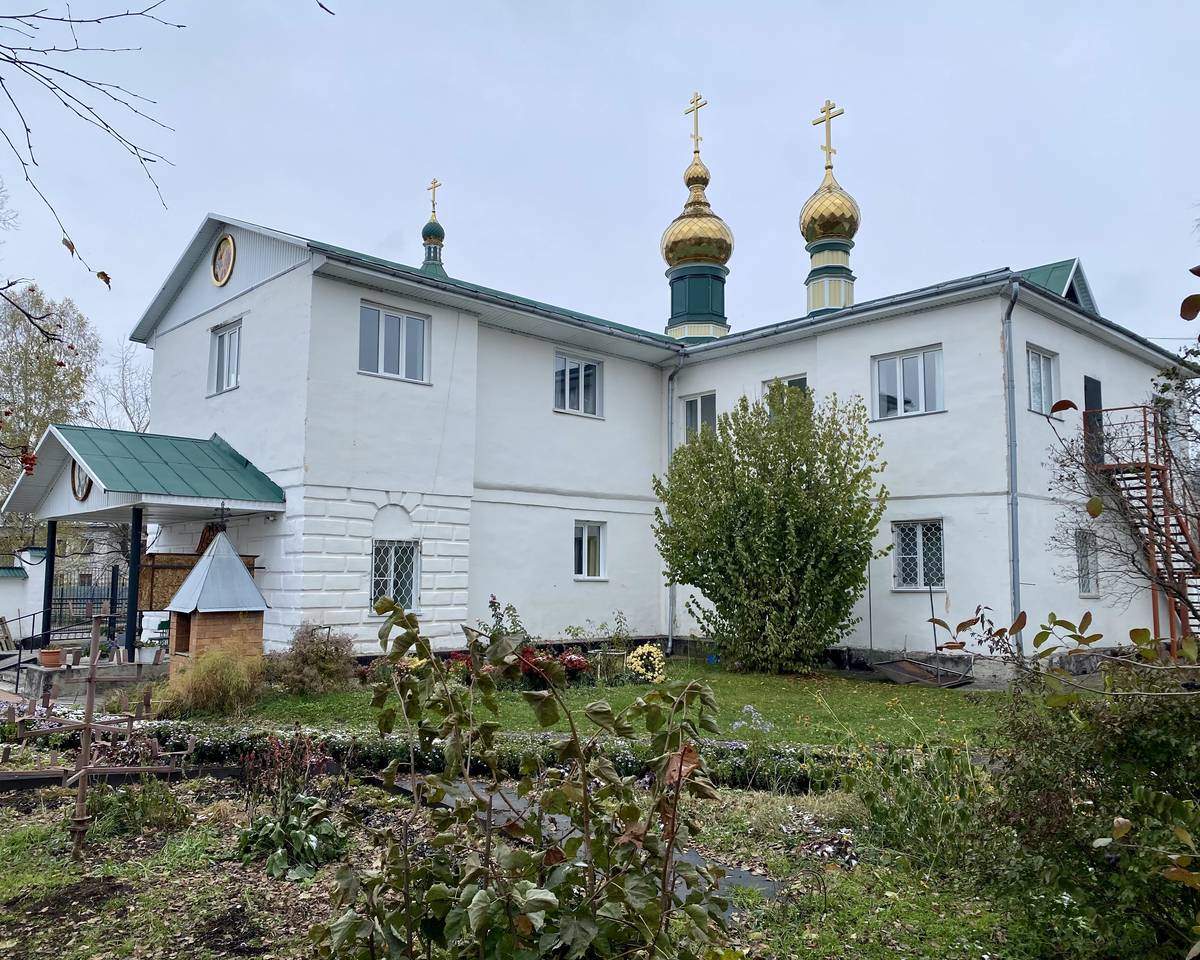 Вид с ЮВ, фасады. Церковь Сошествия Святого Духа, Майма (Майминский район, Республика Алтай)