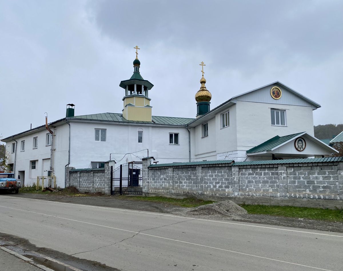 Вид со Школьного переулка, фасады. Церковь Сошествия Святого Духа, Майма (Майминский район, Республика Алтай)