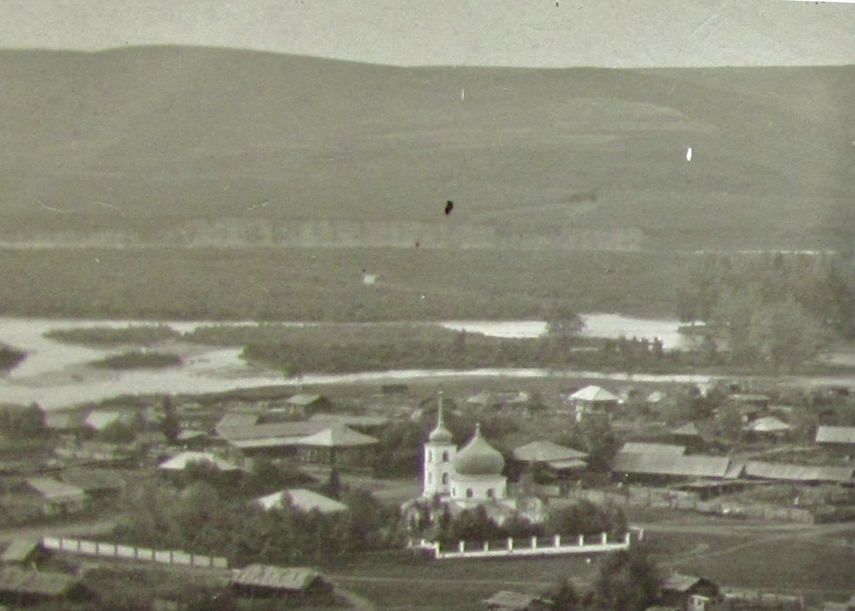 Майма в начале ХХ в. https://maima.cerkov.ru/majma-pravoslavnaya-ili-cerkov-soshestviya-svyatogo-duxa-s-majma-starejshij-xram-gornogo-altaya/, архивная фотография. Церковь Сошествия Святого Духа, Майма (Майминский район, Республика Алтай)