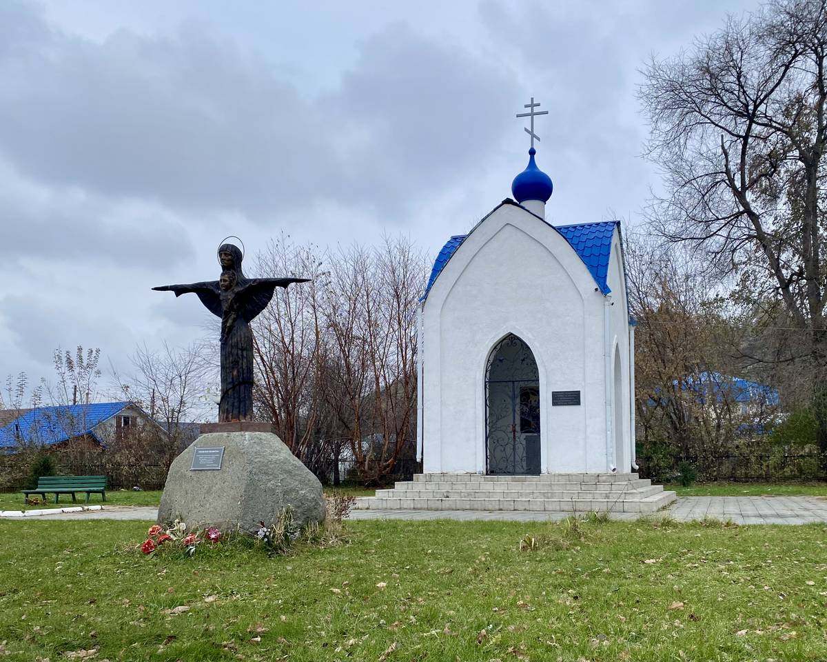 Часовня с памятником, фасады. Часовня Успения Пресвятой Богородицы, Майма (Майминский район, Республика Алтай)
