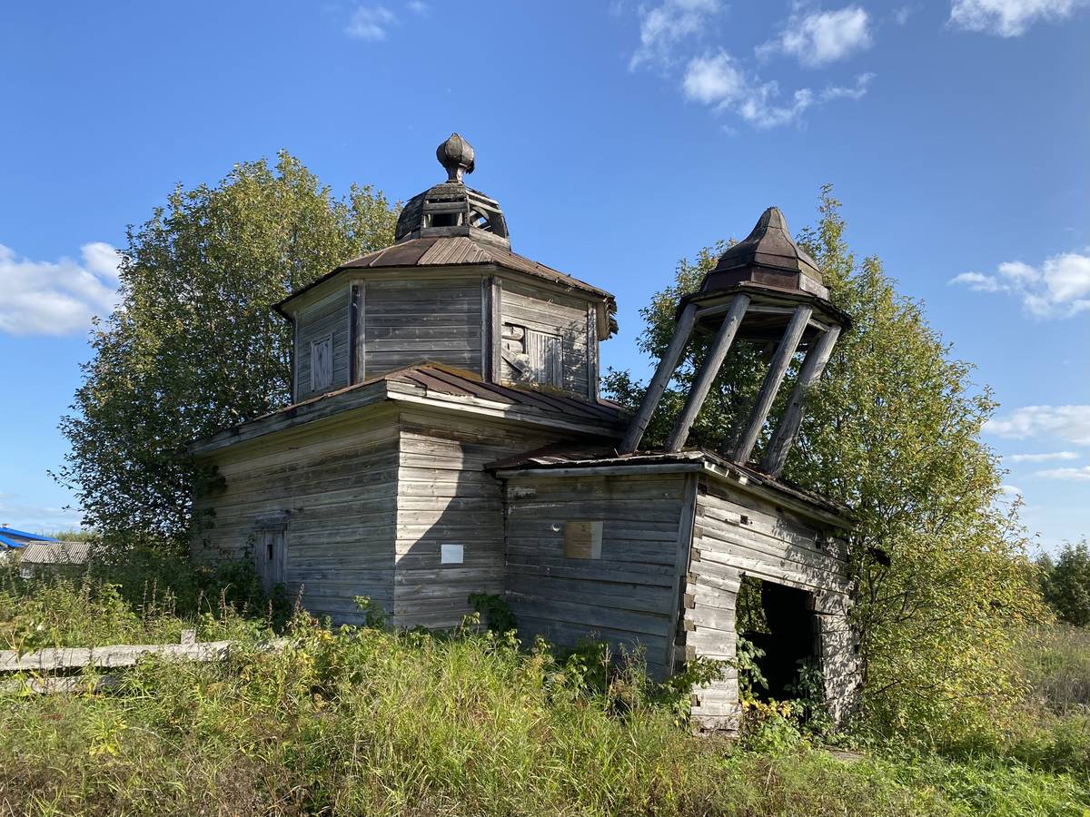 Вид с северо-запада, фасады. Часовня Воздвижения Креста Господня, Пуминовская (Коношский район, Архангельская область)