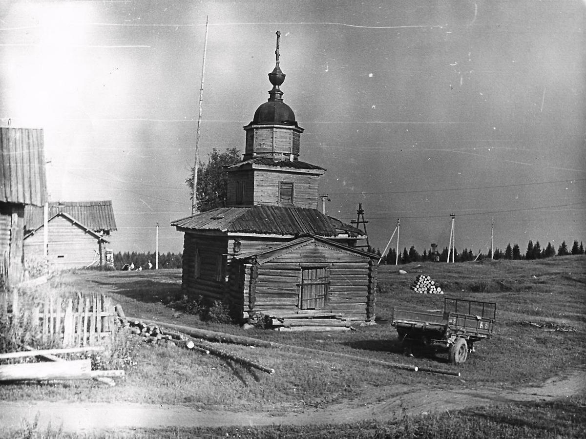 Часовня в середине 1980-х годов. Архив ГАУ НПЦ (Архангельск). arhispovedniki.ru, архивная фотография. Часовня Николая Чудотворца, Антиповская (Коношский район, Архангельская область)