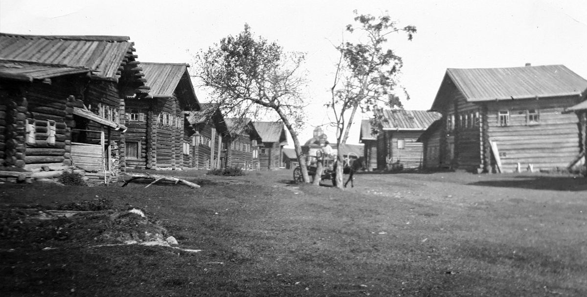 Часовня в застройке деревни. Фото 1930-х гг. из архива Е. Сидоровой, VK-группа 