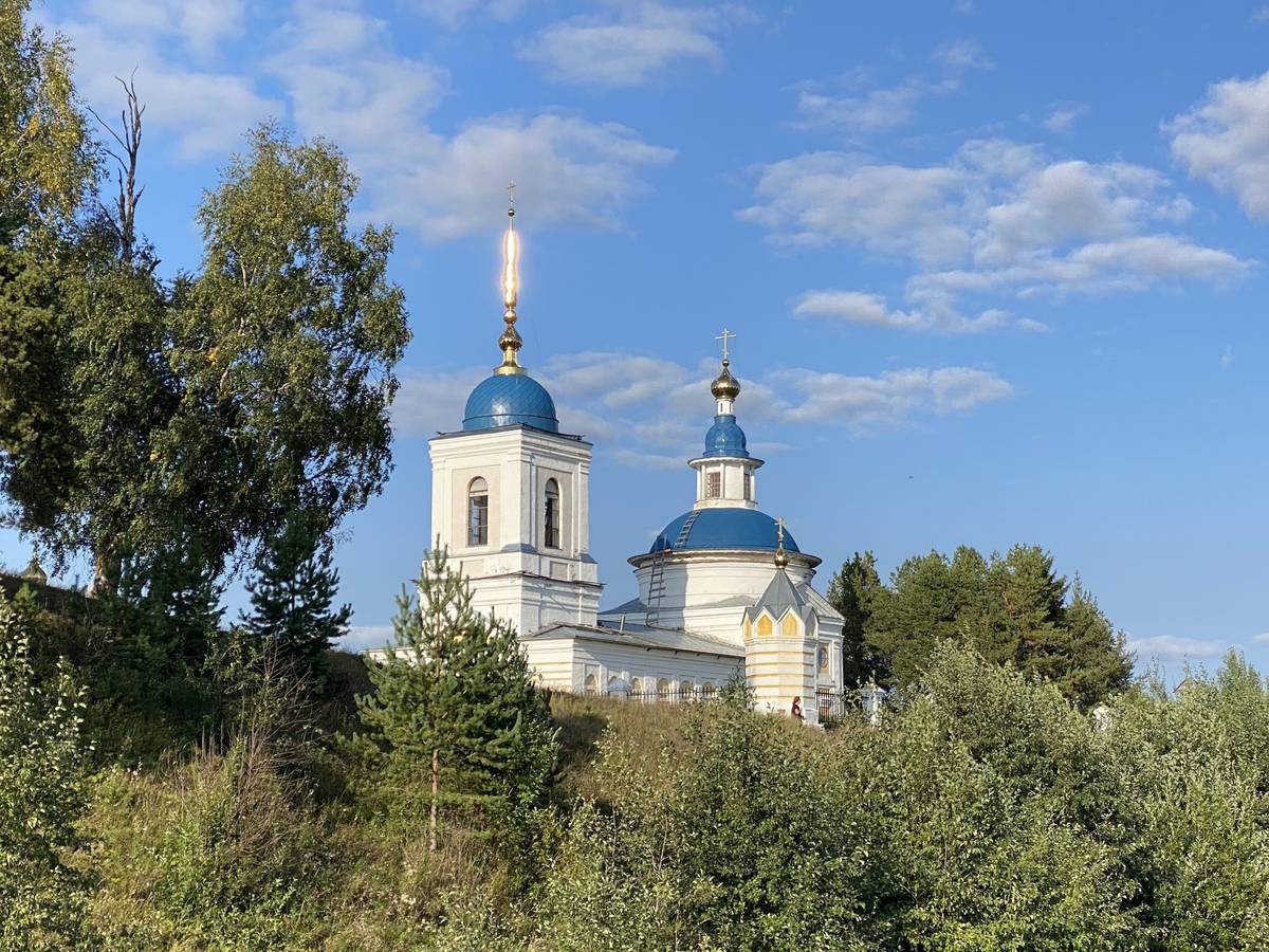 Вид с подвисного моста, фасады. Церковь Преображения Господня, Папинская (Коношский район, Архангельская область)