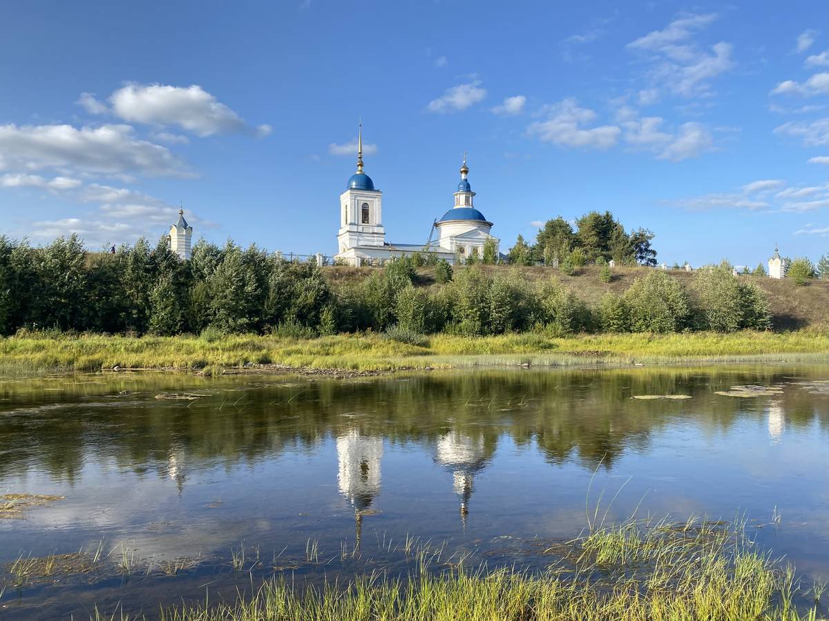 Вид через Вель с юга, общий вид в ландшафте. Церковь Преображения Господня, Папинская (Коношский район, Архангельская область)
