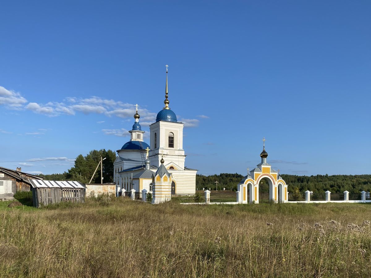 Вид с северо-запада, общий вид в ландшафте. Церковь Преображения Господня, Папинская (Коношский район, Архангельская область)