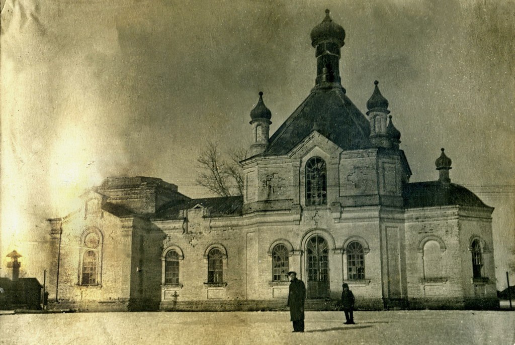 Полозово. Церковь Владимира равноапостольного. архивная фотография, Автор В.Я. Волков (автопортрет на фоне церкви?).