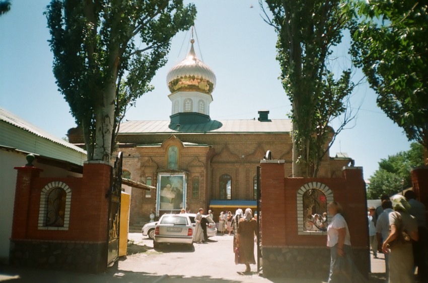 Кафедральный собор Рождества Христова, Бердянск (Бердянский район, Украина, Запорожская область). общий вид в ландшафте, Здание зажато окружающими постройками, общий вид сделать довольно сложно- то не влазит, то заслоняется чем- то