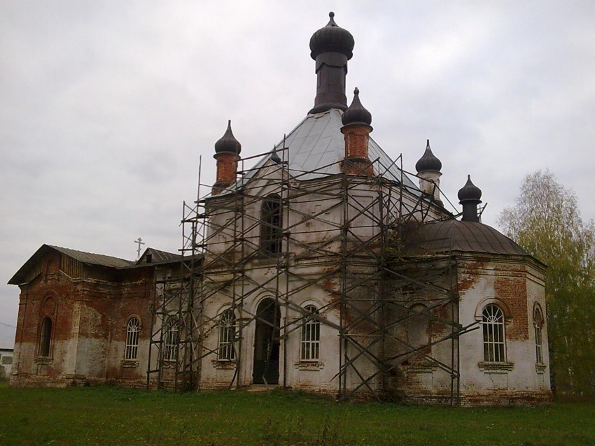 Полозово. Церковь Владимира равноапостольного. фасады, Леса установлены примерно в 2006 году, но реставрационные работы до сих пор не ведутся.    