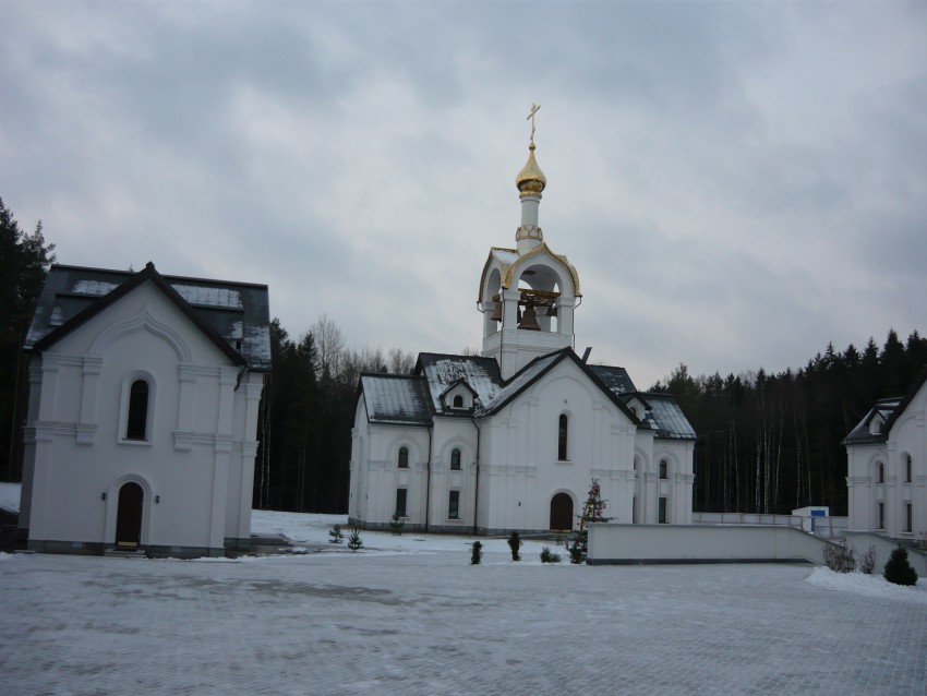 Катынь. Церковь Воскресения Христова. общий вид в ландшафте, колокольня