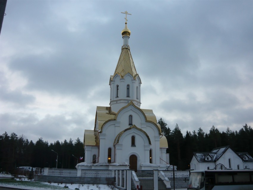 Катынь. Церковь Воскресения Христова. общий вид в ландшафте