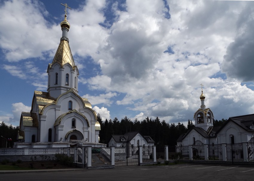 Катынь. Церковь Воскресения Христова. общий вид в ландшафте