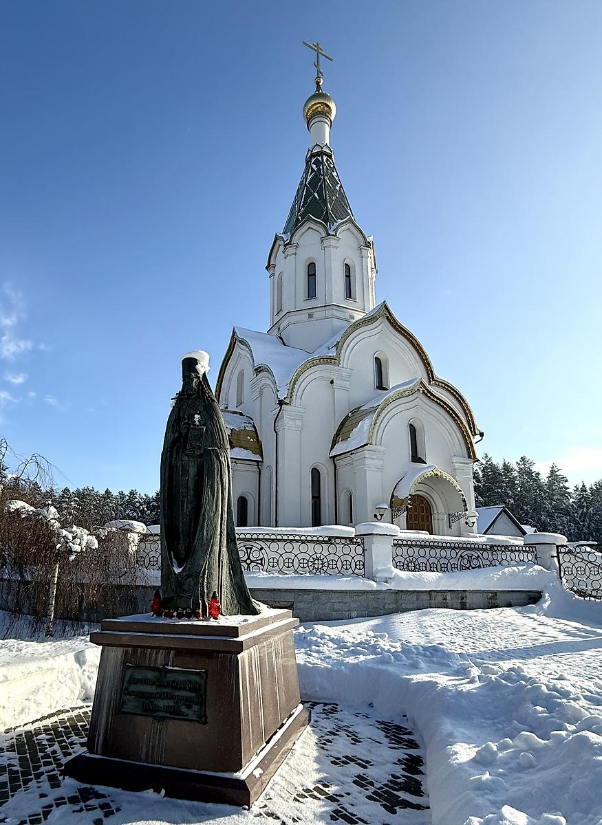 Памятник Серафиму Смоленскому, вид с северо-запада, общий вид в ландшафте. Церковь Воскресения Христова, Катынь (Смоленский район, Смоленская область)