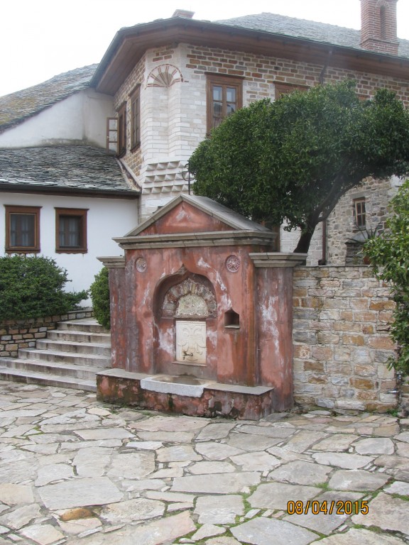 Монастырь Ксенофонт, Афон (Ἀθως) (Айон-Орос (Άγιον Όρος), Греция). дополнительная информация, Внутренний двор монастыря Ксенофонт