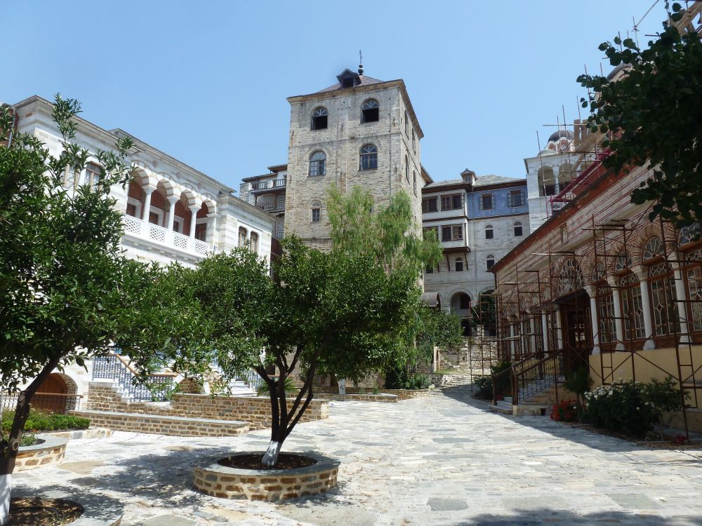 Монастырь Ксенофонт, Афон (Ἀθως) (Айон-Орос (Άγιον Όρος), Греция). фасады, внутренний двор монастыря