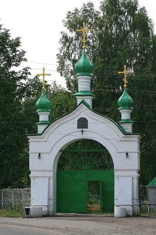 Кафедральный собор Троицы Живоначальной, Омутнинск (Омутнинский район, Кировская область). общий вид в ландшафте