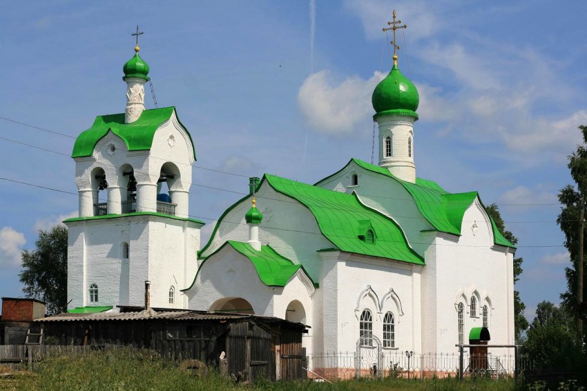 Кафедральный собор Троицы Живоначальной, Омутнинск (Омутнинский район, Кировская область). общий вид в ландшафте
