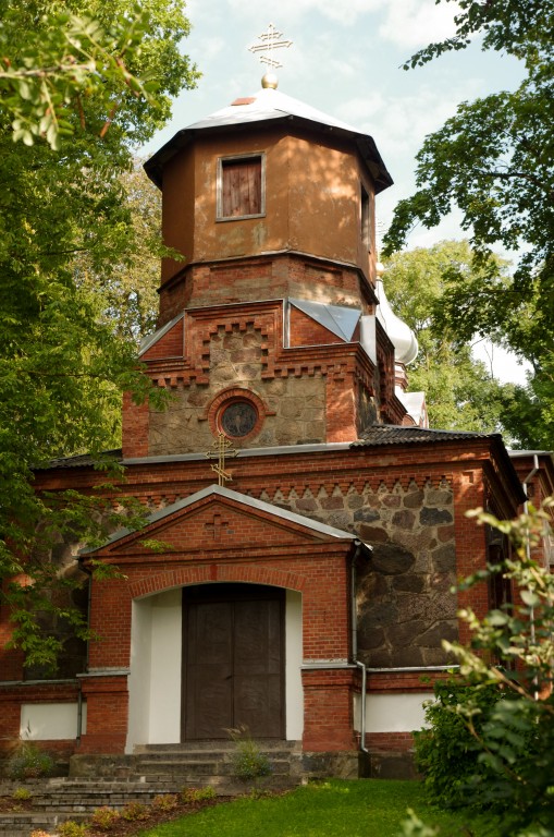 Салдус. Церковь Богоявления Господня. фасады, Вход в церковь.