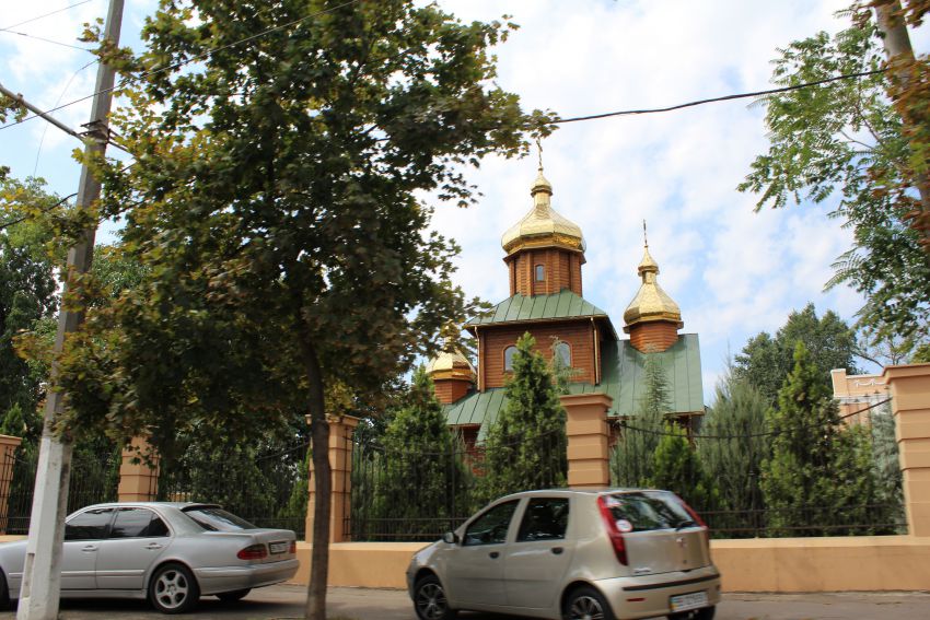 Церковь Владимира равноапостольного и Людмилы Чешской, Одесса (Одесса, город, Украина, Одесская область). общий вид в ландшафте