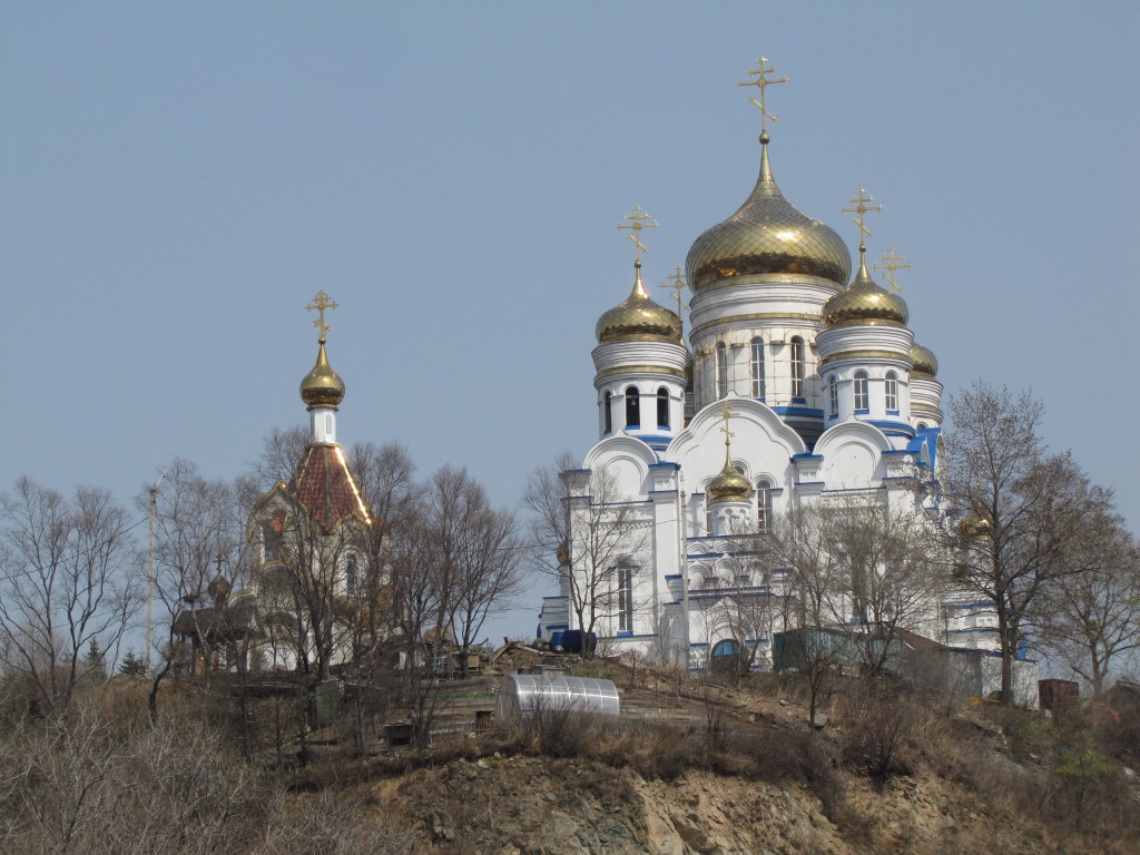 Находка. Кафедральный собор Казанской иконы Божией Матери. общий вид в ландшафте