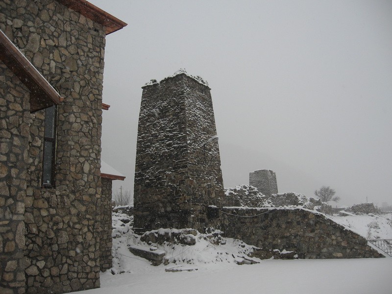 Хидикус (Хидыхъус). Аланский Успенский монастырь. фасады, Фамильная башня на территории монастыря