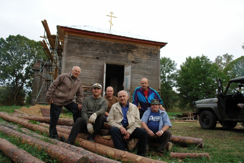 Церковь Покрова Пресвятой Богородицы, Страчево (Суземский район, Брянская область). документальные фотографии, На фоне возрождающейся церкви.