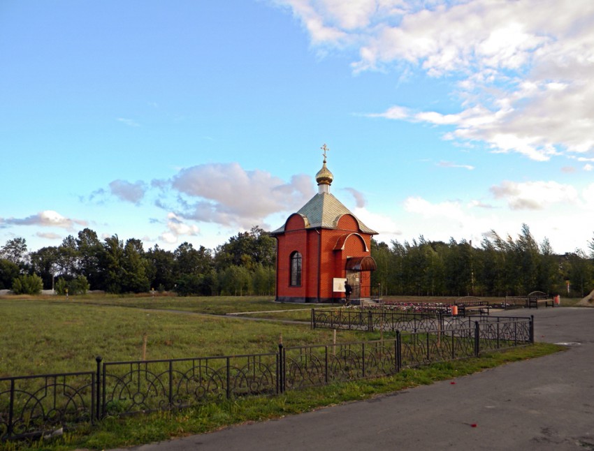 Часовня Иоанна Предтечи на кладбище, Майский (Белгородский район, Белгородская область). общий вид в ландшафте