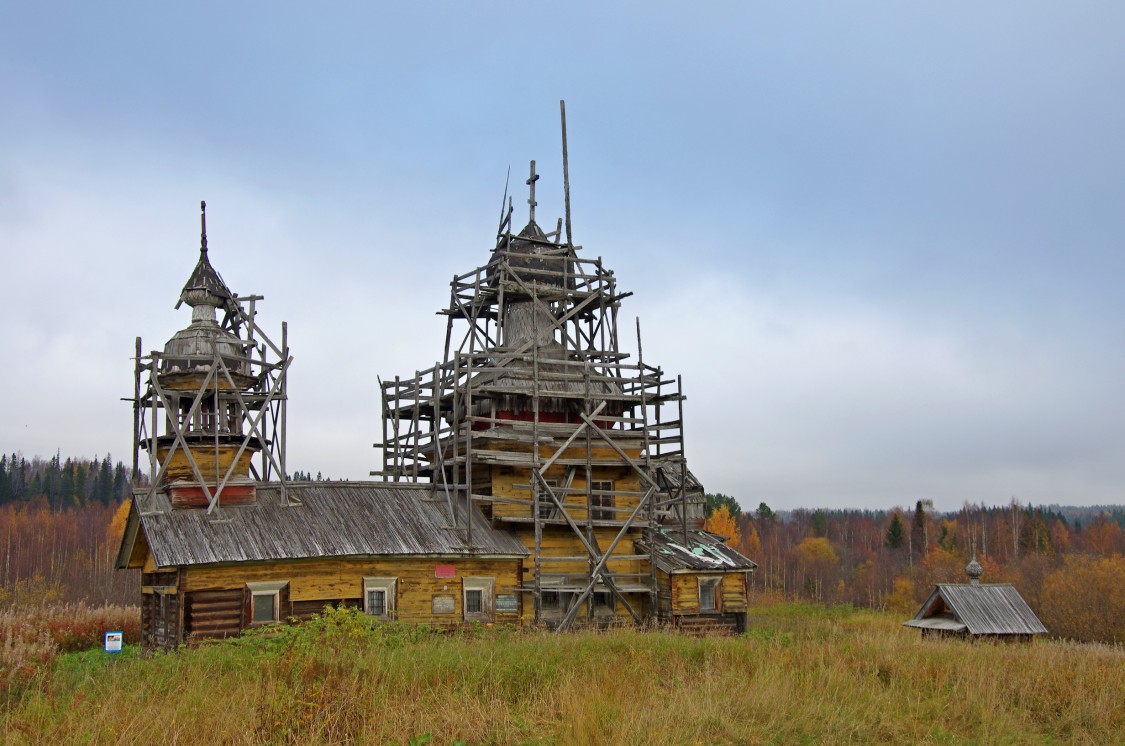 Церковь Алексия, человека Божия, Куртяево, урочище (Северодвинск, город, Архангельская область). дополнительная информация, вид с юга вместе с часовней