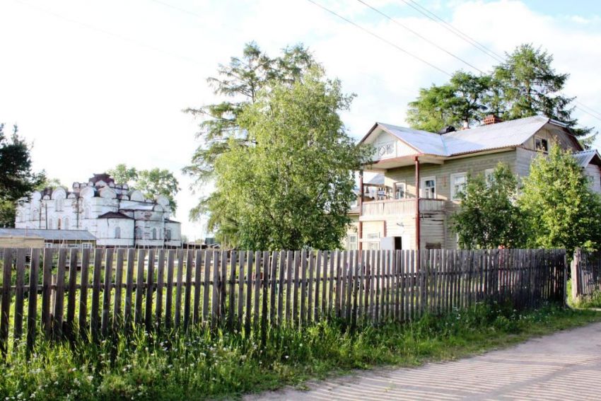 Сурский Иоанно-Богословский женский монастырь, Сура (Пинежский район, Архангельская область). художественные фотографии, Вид с юго-востока: слева - Успенский собор, справа - домовый храм Иоанна Кронштадтского.