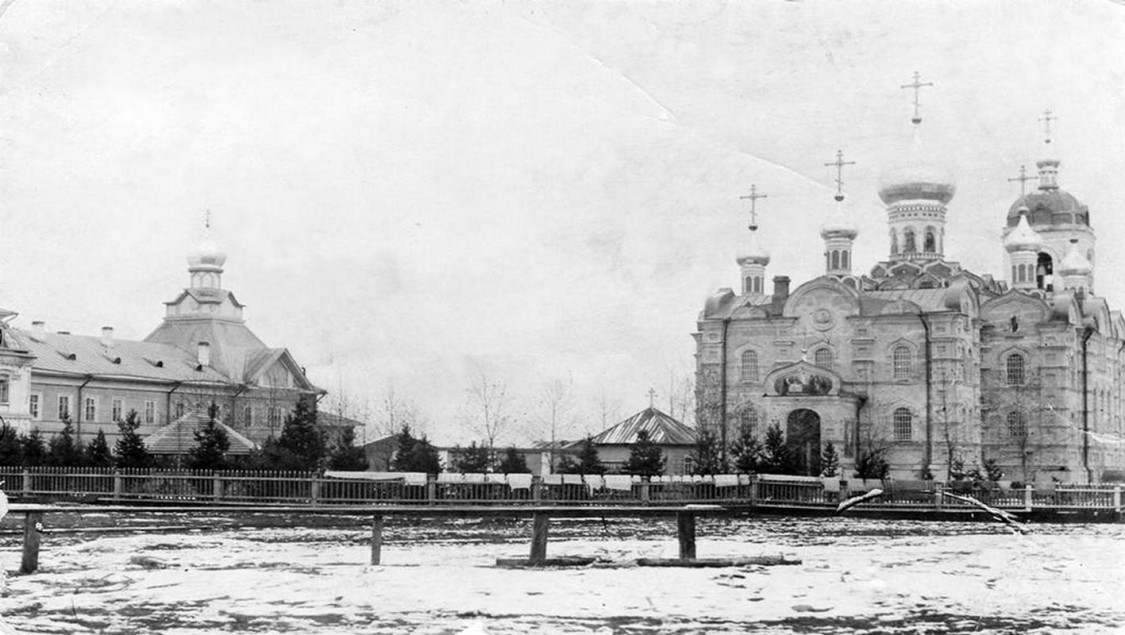 Сурский Иоанно-Богословский женский монастырь, Сура (Пинежский район, Архангельская область). архивная фотография, Комплекс Иоанно-Богословского Сурского женского монастыря.фото 1915—1921г. Слева - Церковь Иоанна Богослова(1899-1900) деревянная, утрачена. Справа - Успенский собор. с сайта https://pastvu.com/p/336360