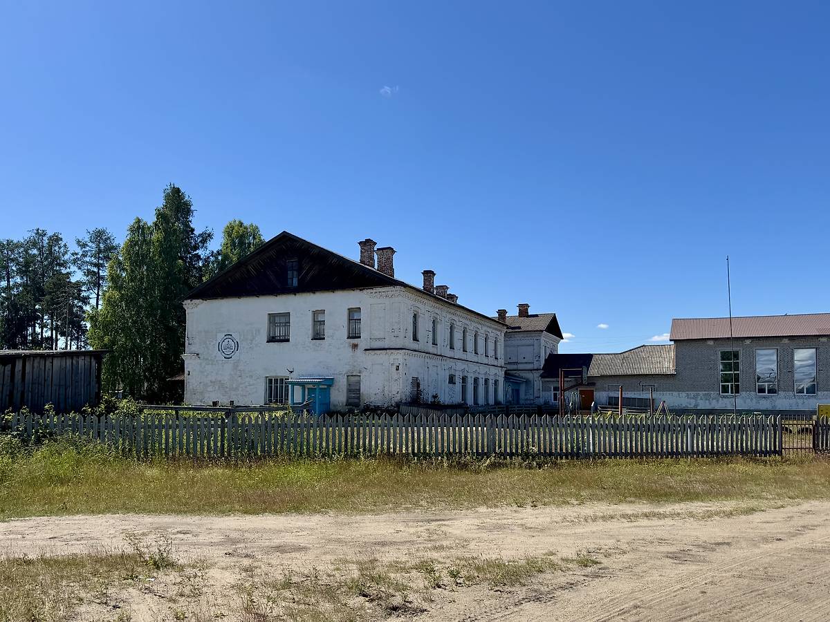 Бывший монастырский корпус, архитектурные детали. Сурский Иоанно-Богословский женский монастырь, Сура (Пинежский район, Архангельская область)