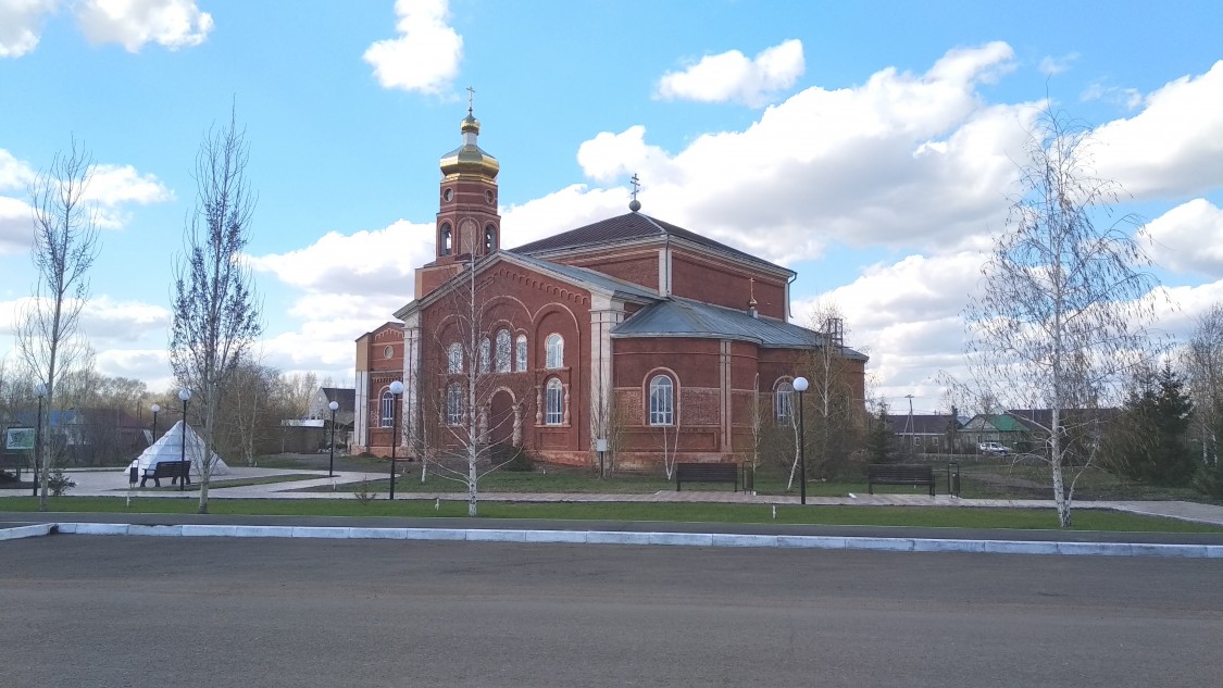 Октябрьское. Церковь Михаила Архангела. общий вид в ландшафте