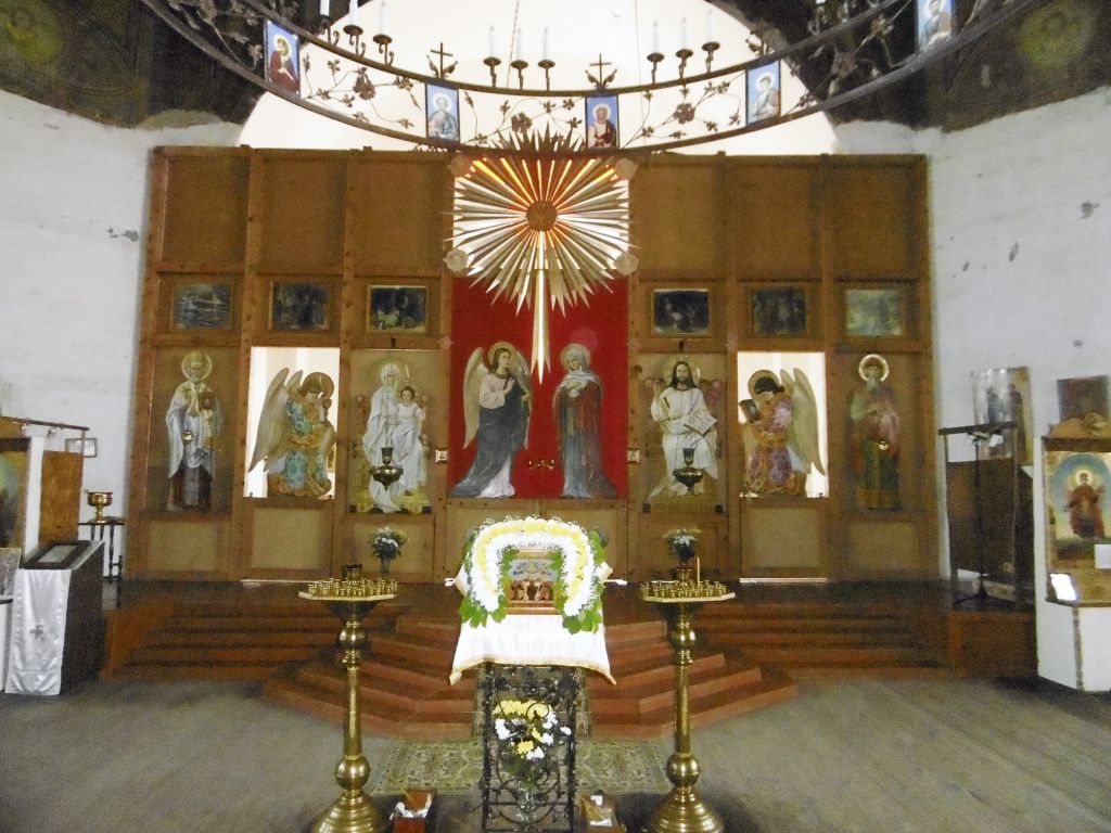 Церковь Михаила Архангела, Октябрьское (Октябрьский район, Оренбургская область). интерьер и убранство, Главный  иконостас. храма в зимней части