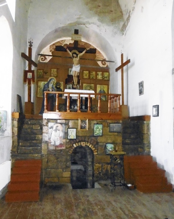 Церковь Михаила Архангела, Октябрьское (Октябрьский район, Оренбургская область). интерьер и убранство, Малый Иерусалим. Вознесённое на трёхметровую высоту каменной Голгофы подобие Животворящего Креста, сделанного согласно преданию, из трёх пород дерева, с пригвождённым изображением распятого Спасителя. 