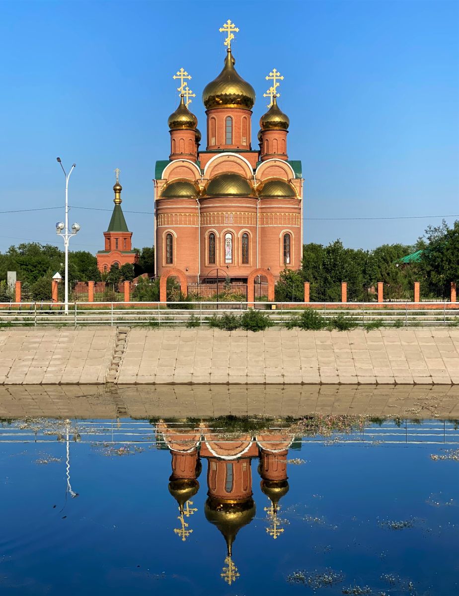 Кафедральный собор Николая Чудотворца, Актобе (Актюбинская область, Казахстан). фасады, Вид с востока через р. Сазда