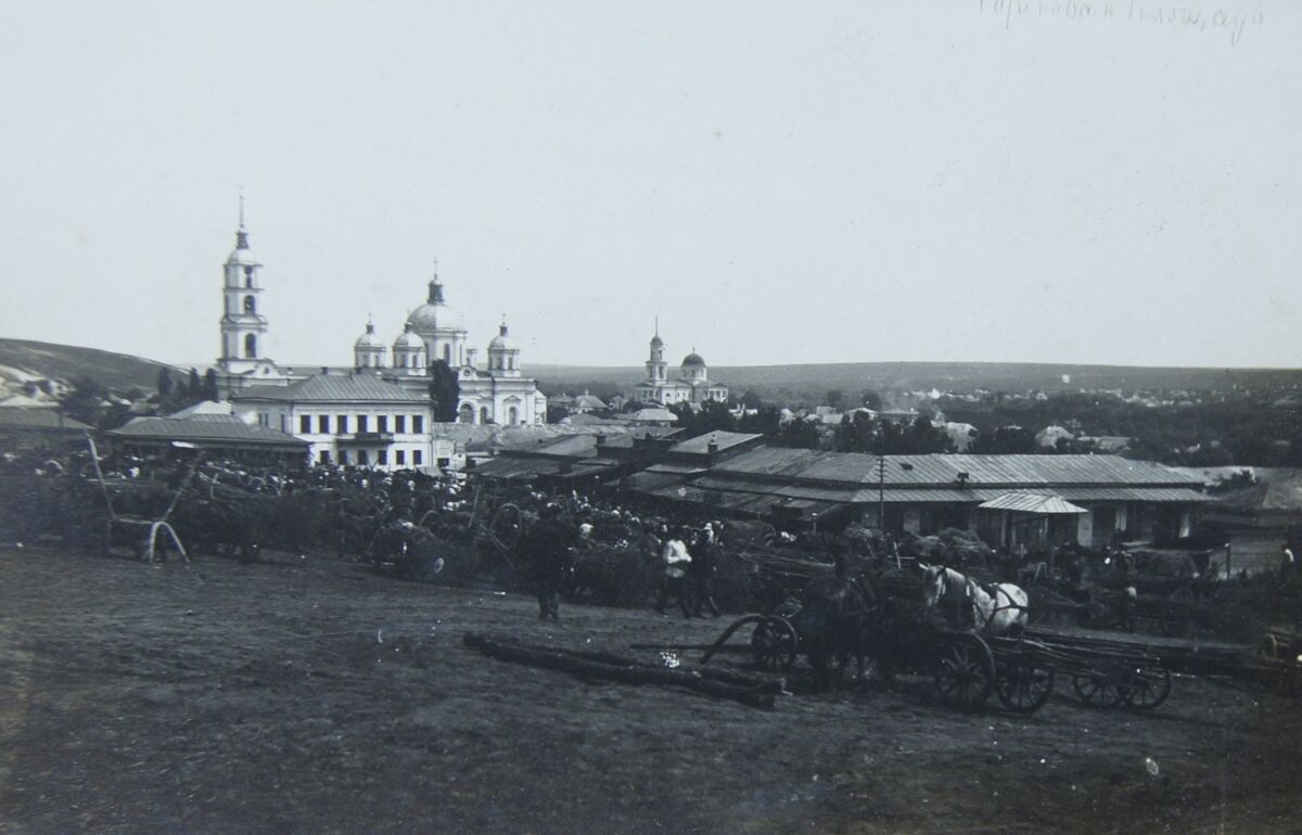 Церковь Рождества Пресвятой Богородицы, Короча (Корочанский район, Белгородская область). архивная фотография, Церковь чуть левее от центра. Приблизительная датировка: 1909-1916 гг.