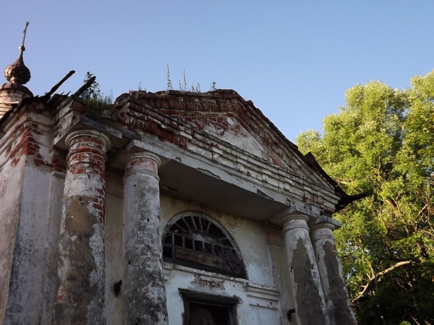 Церковь Благовещения Пресвятой Богородицы, Козлово (Некоузский район, Ярославская область). архитектурные детали,  портик над входом