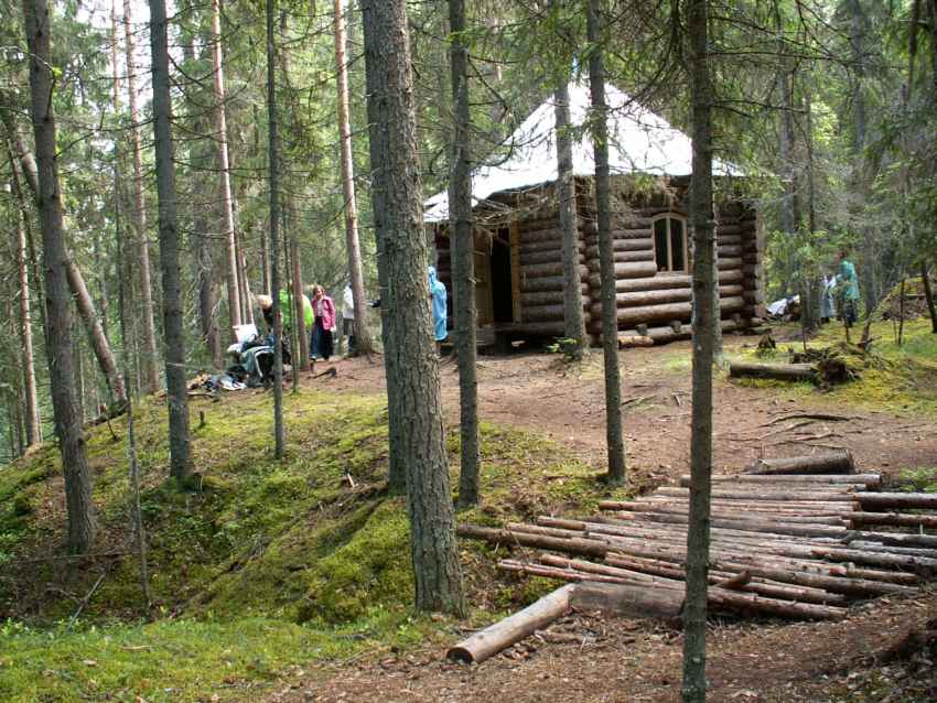 Часовня Николая Чудотворца на святом источнике, Марково (Пинежский район, Архангельская область). общий вид в ландшафте, часовня на святом источнике