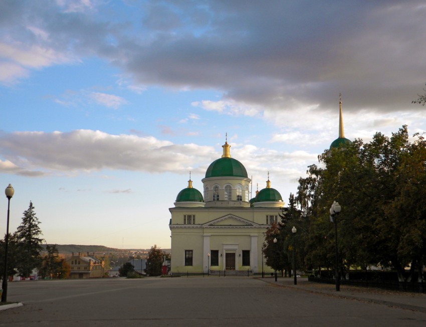 Бирюч. Собор Покрова Пресвятой Богородицы. общий вид в ландшафте