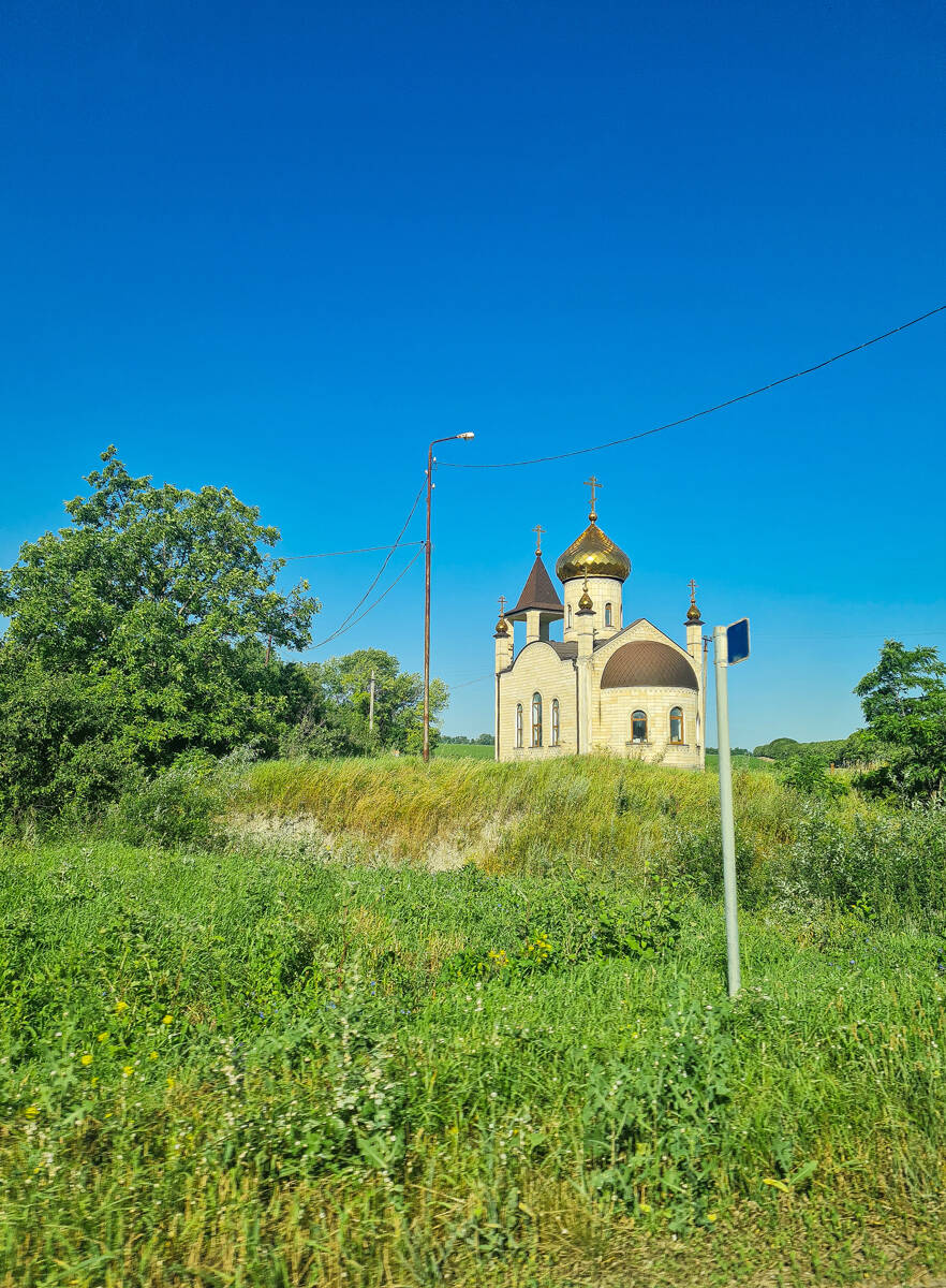 Неизвестная церковь, Ессентукская (Предгорный район, Ставропольский край). общий вид в ландшафте