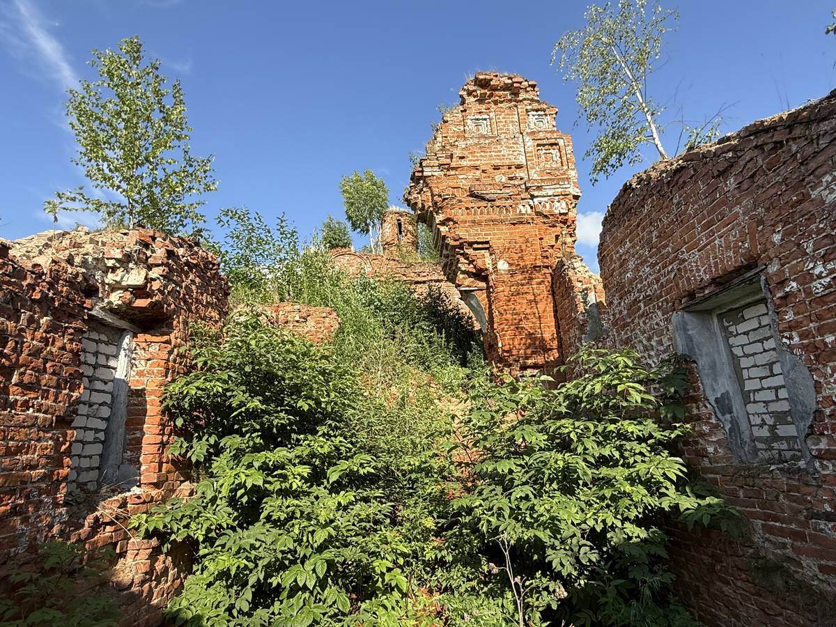 Церковь Троицы Живоначальной, Лёнва (Березники, город, Пермский край). интерьер и убранство, Вид с запада на остатки четверика колокольни