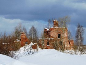 Лёнва. Церковь Троицы Живоначальной