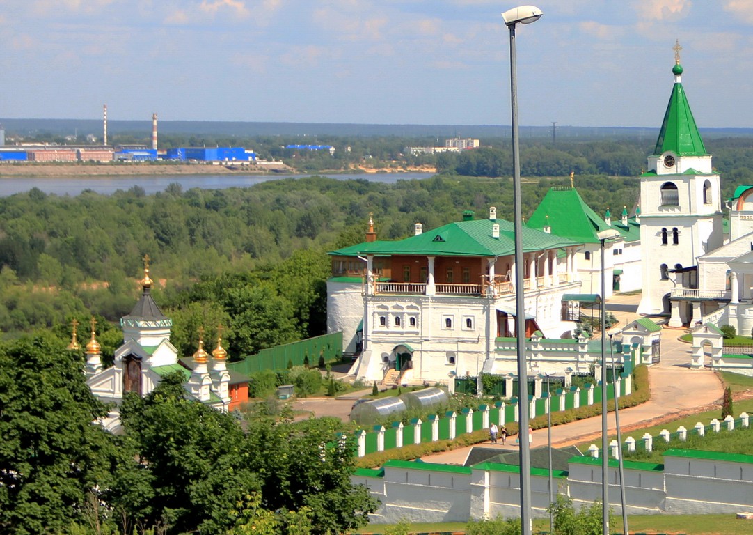 Нижегородский район. Печёрский Вознесенский монастырь. Домовая церковь Сергия Радонежского. общий вид в ландшафте