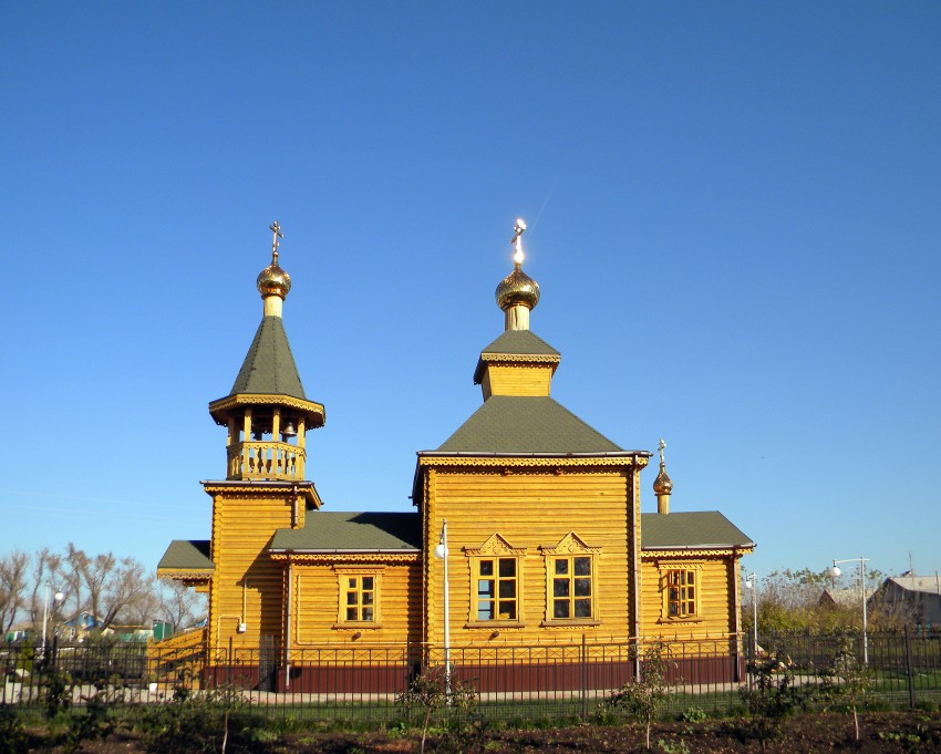 Плота. Церковь Димитрия Солунского. общий вид в ландшафте